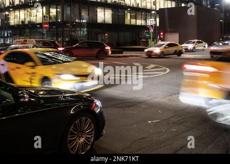 Moskau, Russland - 15. Februar 2023: Abendverkehr auf dem Straßenring im Geschäfts- und Finanzviertel der Stadt Moskau nach dem Ende des Arbeitstages Stockfoto