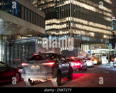 Moskau, Russland - 15. Februar 2023: Autos verlassen das Geschäfts- und Finanzviertel der Stadt Moskau nach dem Ende des Arbeitstages am Abend Stockfoto