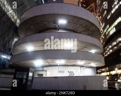 Moskau, Russland - 15. Februar 2023: Straßenspirale am Abend auf dem Parkplatz im Geschäfts- und Finanzviertel der Stadt Moskau Stockfoto