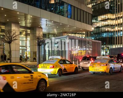 Moskau, Russland - 15. Februar 2023: Autos und Taxis verlassen das Geschäfts- und Finanzviertel der Stadt Moskau nach dem Ende des Arbeitstages am Abend Stockfoto