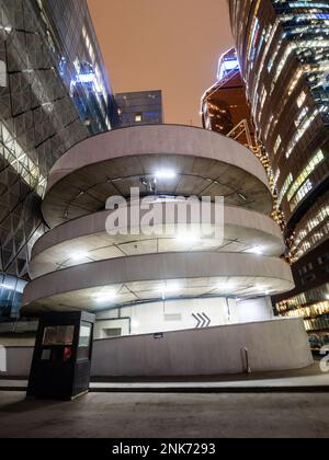 Moskau, Russland - 15. Februar 2023: Blick auf den spiralförmigen Außeneingang auf dem Parkplatz im Geschäfts- und Finanzviertel Moskau-Stadt am Abend Stockfoto