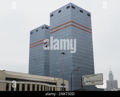 Moskau, Russland - 17. Februar 2023: Zwei Glastürme des Skylight Business Center am Leningradsky Prospect, 39, in Moskau. Einer der Türme ist abgehauen Stockfoto