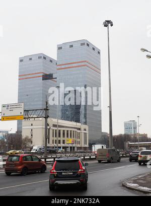 Moskau, Russland - 17. Februar 2023: Blick auf den Leningradsky-Prospekt und die Glastürme des Geschäftszentrums Dachfenster in Moskau. Eines der Türme Stockfoto