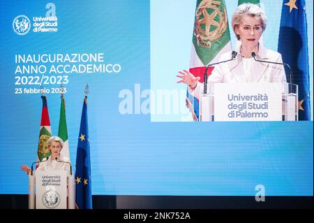 Palermo, Italien. 23. Februar 2023. Präsident von der Leyen sprach über EU-Mittel. Ursula von der Leyen, Präsidentin der Europäischen Kommission, nahm an der Eröffnungsfeier des akademischen Jahres an der Universität Palermo (Università di Palermo, UNIPA) mit einer Antrittsrede Teil. Der Präsident wurde von Professor Massimo Midiri, Rektor der UNIPA, begrüßt. Kredit: SOPA Images Limited/Alamy Live News Stockfoto