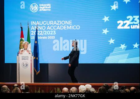 Palermo, Italien. 23. Februar 2023. Präsident von der Leyen (L) hat gesehen, wie er mit einem Techniker gesprochen hat. Ursula von der Leyen, Präsidentin der Europäischen Kommission, nahm an der Eröffnungsfeier des akademischen Jahres an der Universität Palermo (Università di Palermo, UNIPA) mit einer Antrittsrede Teil. Der Präsident wurde von Professor Massimo Midiri, Rektor der UNIPA, begrüßt. (Foto: Valeria Ferraro/SOPA Images/Sipa USA) Guthaben: SIPA USA/Alamy Live News Stockfoto