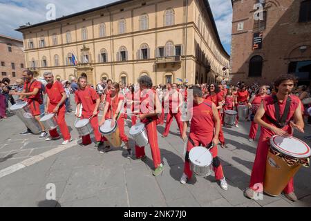 Die Afro-brasilianische Schlaggruppe spielt Trommeln in den Straßen von Siena, Toskana, Italien Stockfoto