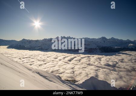 Blick von der Spitze des Brienzer Rothorns in der Schweiz im Dezember, Schweizer alpen 'Emmentaler alpen' bei Tageslicht Stockfoto