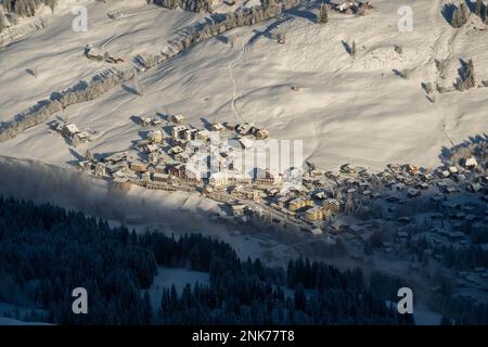 Blick von der Spitze des Brienzer Rothorns in der Schweiz im Dezember, Schweizer alpen 'Emmentaler alpen' bei Tageslicht Stockfoto