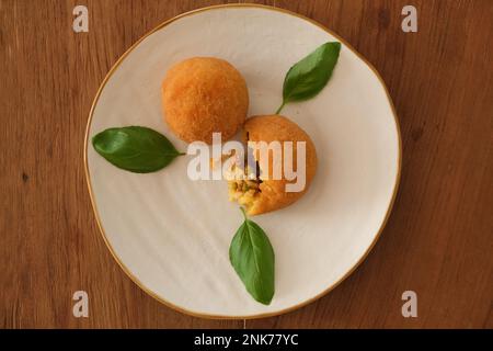 Gebratene Arancino-Bälle, Fleischsauce, Erbsen und Basilikum, traditionelle sizilianische Küche, Italien Stockfoto