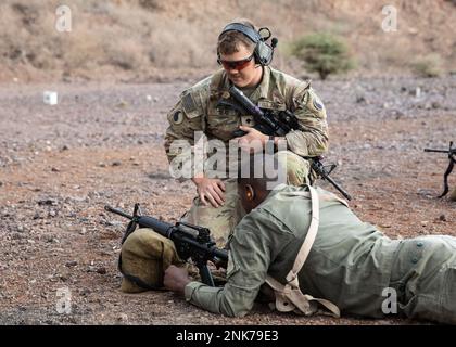 SPC. Natan Seal, ein Soldat der Nationalgarde der Kentucky Army, der Task Force Red Dragon zugewiesen ist, kombinierte Joint Task Force-Horn von Afrika, sicherte eine Null-Schießstand mit der dschibutischen Republikanischen Garde (La Garde Républicaine Djiboutienne), im Arta Range Complex, 11. August 2022. Die Republikanische Garde ist ein Teil der Dschibuti-Armee, der Sicherheitsmissionen für die höchsten dschibutischen Staatsbehörden und die Öffentlichkeit bereitstellt. Kentucky-Soldaten bauen im Rahmen des National Guard State Partnership Program (SPP) weiterhin enge Beziehungen zu Dschibuti auf. (USA Fotos der Nationalgarde von St. Stockfoto