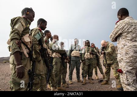 1. Sergeant Richard Harris, ein Soldat der Nationalgarde der Kentucky Army, der der Task Force Red Dragon, der Joint Task Force-Horn von Afrika, zugeteilt ist, demonstriert im Arta Range Complex am 11. August 2022 mit der dschibutischen Republikanischen Garde (La Garde Républicaine Djiboutienne) die Grundlagen der Schießkunst. Die Republikanische Garde ist ein Teil der Dschibuti-Armee, der Sicherheitsmissionen für die höchsten dschibutischen Staatsbehörden und die Öffentlichkeit bereitstellt. Kentucky Soldaten bauen im Rahmen der National Guard's State Partnership Pro weiterhin enge Beziehungen zu Dschibuti auf Stockfoto