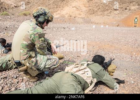 1. LT. James Marston, ein Soldat der Nationalgarde der Kentucky Army, der der Task Force Red Dragon, der Joint Task Force-Horn von Afrika, zugeteilt wurde, sicherte eine Null-Schusslinie mit der dschibutischen Republikanischen Garde (La Garde Républicaine Djiboutienne), im Arta Range Complex, 11. August 2022. Die Republikanische Garde ist ein Teil der Dschibuti-Armee, der Sicherheitsmissionen für die höchsten dschibutischen Staatsbehörden und die Öffentlichkeit bereitstellt. Kentucky-Soldaten bauen im Rahmen des National Guard State Partnership Program (SPP) weiterhin enge Beziehungen zu Dschibuti auf. (USA Fotos der Nationalgarde Stockfoto