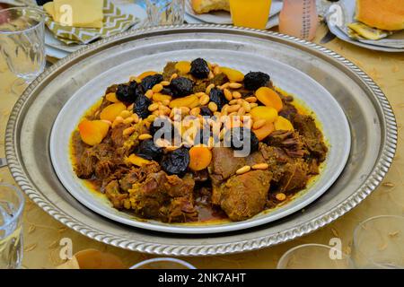 Marokkanische Lamm-Tagine mit Pflaumen, getrockneten Aprikosen und Sesamsamen. Stockfoto