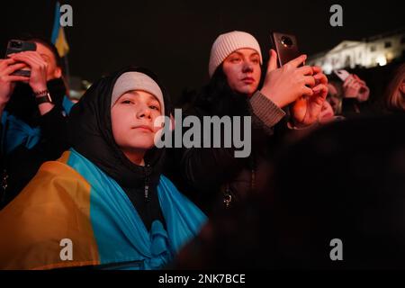 Menschenmassen während einer Vereinigung mit der Ukraine: Nachtwache anlässlich eines Krieges in der Ukraine am Trafalgar Square, London. Foto: Donnerstag, 23. Februar 2023. Stockfoto