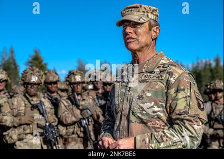 Generalmajor der US-Armee JP McGee, kommandierender General, 101. Luftangriff, spricht an die USA Soldaten, die nach einer kombinierten Feuerübung zwischen US-Streitkräften und finnischen Streitkräften dem 1. Bataillon, dem 26. Infanterie-Regiment, dem 2. Brigaden-Kampfteam, der 101. Luftwaffendivision (Luftangriff) und finnischen Soldaten mit der Jaeger-Brigade zugeteilt wurden, Rovaniemi, Finnland, 11. August 2022. Stockfoto