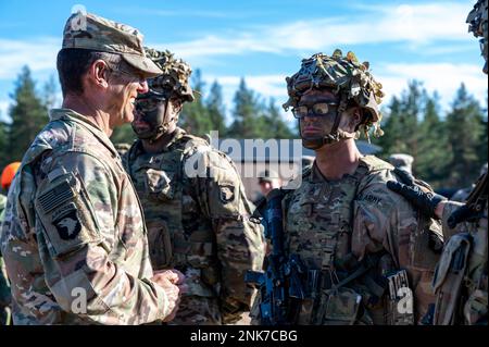 Generalmajor der US-Armee JP McGee, kommandierender General, 101. Luftangriff, erkennt die USA an Soldaten, die nach einer kombinierten Feuerübung zwischen US-Streitkräften und finnischen Streitkräften dem 1. Bataillon, dem 26. Infanterie-Regiment, dem 2. Brigaden-Kampfteam, der 101. Luftwaffendivision (Luftangriff) und finnischen Soldaten mit der Jaeger-Brigade zugeteilt wurden, Rovaniemi, Finnland, 11. August 2022. Stockfoto