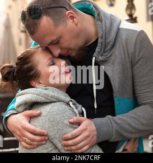 Ein junges Familienpaar bei der Versammlung. Ein romantisches Paar, das glückliche Momente genießt. Liebe, Dating, Romantik, Zärtlichkeit, Unterstützung. Stockfoto