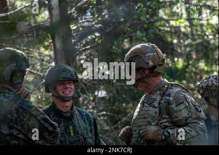 Generalleutnant Pasi Välimäki, Befehlshaber der finnischen Armee, spricht mit Generalmajor JP McGee, kommandierender General, 101. Luftwaffendivision (Air Assault), während einer kombinierten Feuerübung zwischen US-amerikanischen und finnischen Streitkräften, Rovaniemi, Finnland, 11. August 2022. Stockfoto