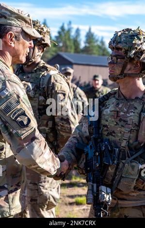 Generalmajor der US-Armee JP McGee, kommandierender General, 101. Luftangriff, erkennt die USA an Soldaten, die nach einer kombinierten Feuerübung zwischen US-Streitkräften und finnischen Streitkräften dem 1. Bataillon, dem 26. Infanterie-Regiment, dem 2. Brigaden-Kampfteam, der 101. Luftwaffendivision (Luftangriff) und finnischen Soldaten mit der Jaeger-Brigade zugeteilt wurden, Rovaniemi, Finnland, 11. August 2022. Stockfoto