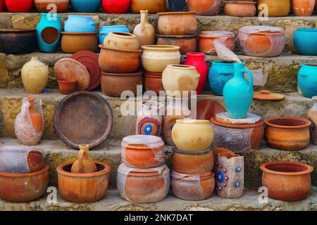 Töpferei in der Nähe von Cave Town, Goreme, Kappadokien, Türkei. Traditionelle farbenfrohe handgefertigte Keramikkannen. Stockfoto