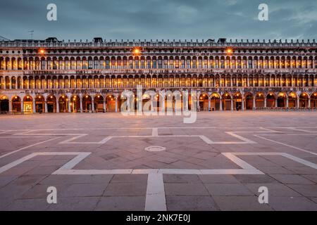 Procuratie Vecchie (ca. 1520) auf der Piazza San Marco, Markusplatz, in der Altstadt von Venedig, Italien bei Sonnenaufgang. Stockfoto