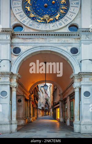 Merceria (die Hauptstraße) führt durch den Torbogen des Markusturms in der Altstadt von Venedig, Italien. Stockfoto