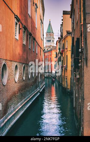 Kleiner Kanal und Gondel in der Altstadt von Venedig, Italien. Stockfoto