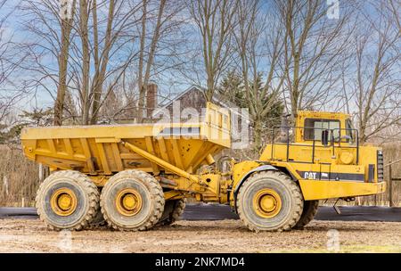 Dreiachsiger knickgelenkter Muldenkipper von Caterpillar Stockfoto