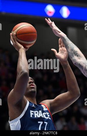 Pardubice, Tschechische Republik. 23. Februar 2023. Damien Inglis (FRA) in Aktion während des Qualifikators der Männer Basketball-Weltmeisterschaft 2023, Gruppe K, Spiel Tschechische Republik gegen Frankreich, am 23. Februar 2023 in Pardubice, Tschechische Republik. Kredit: Josef Vostarek/CTK Photo/Alamy Live News Stockfoto