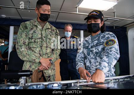 PUERTO PRINCESA, Philippinen (11. August 2022) – Kapitän Hank Kim, Befehlshaber der Pacific Partnership 2022 (PP22), Left, und Kapitän Charles Maynard von der Royal Navy, stellvertretender Befehlshaber der Mission PP22, Center, sprechen mit der philippinischen Küstenwache Fähnrich Janina Antonio an Bord der BRP Teresa Magbanua (MRRV-9701) während der Pacific Partnership 2022. Die Pazifikpartnerschaft ist die größte multinationale Mission zur Vorbereitung auf humanitäre Hilfe und Katastrophenhilfe, die jährlich im Indo-Pazifik durchgeführt wird. Sie ist seit 17. Jahren Teil der Partnerschaft. Stockfoto