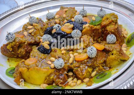 Marokkanisches Fleischgericht mit Pflaumen und Mandeln Stockfoto