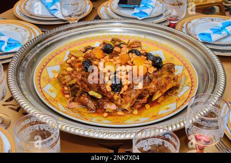 Marokkanisches Fleischgericht mit Aprikosen und Pflaumen zum Garnieren Stockfoto