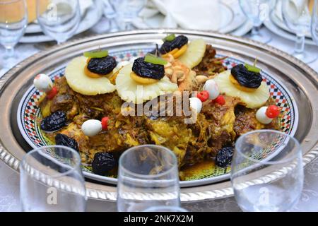 Marokkanisches Fleischgericht mit Aprikosen und Ananas Stockfoto