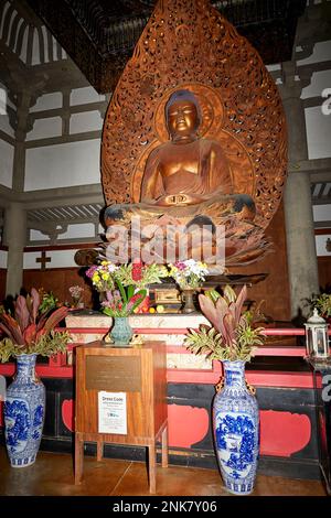 Kahaluu, Oahu, Hawaii, USA - 7. Februar 2023: Alter Inside of Byodo-in Temple, ein nicht konfessionsgebundener buddhistischer Tempel auf Oahu ist eine Nachbildung eines Antikers Stockfoto