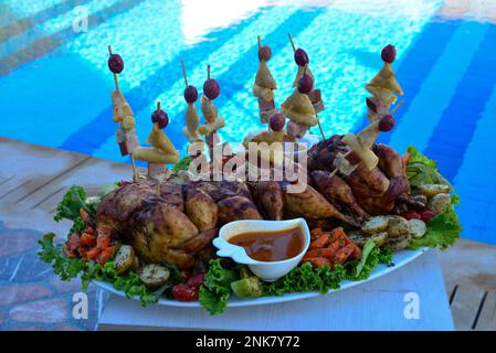 Marokkanisches gegrilltes Hähnchen mit gegrilltem Gemüse Stockfoto