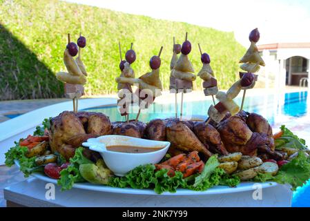 Marokkanisches gegrilltes Hähnchen mit gegrilltem Gemüse Stockfoto