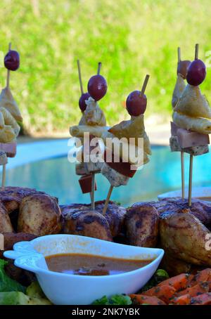 Marokkanisches gegrilltes Hähnchen mit gegrilltem Gemüse Stockfoto