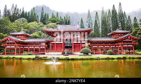 Kahaluu, Oahu, Hawaii, USA - 7. Februar 2023: Der Byodo-in-Tempel, ein nicht konfessionsgebundener buddhistischer Tempel auf Oahu, ist eine Nachbildung eines alten japanischen Tempels Stockfoto