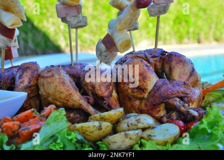 Marokkanisches gegrilltes Hähnchen mit gegrilltem Gemüse Stockfoto