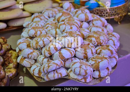 Marokkanische Kekse, serviert mit Tee auf der Hochzeit und Eid al-Fitr. marokko-Kekse Stockfoto