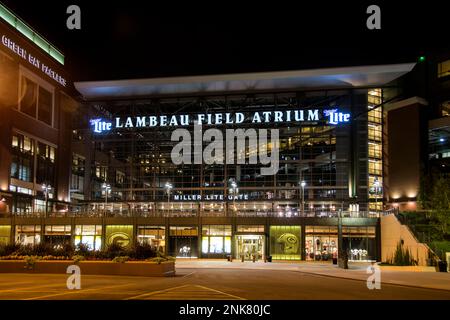 Eingang zum Green Bay Packers Lambeau Field Atrium bei Nacht Stockfoto