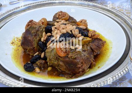 Marokkanisches Fleischgericht mit Aprikosen und Pflaumen zum Garnieren Stockfoto