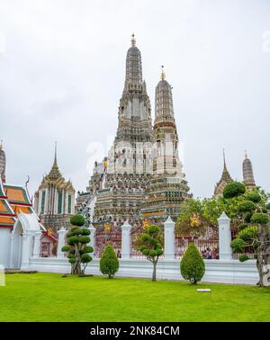 Wat Arun Ratchawararam Ratchawaramahawihan Tempel in Bangkok, Thailand. Buddhistischer Tempel, berühmtes Touristenziel. Stockfoto