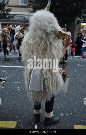 Rijeka, Kroatien, 19. Februar 2023. Ringer-Glocken, eine traditionelle, maskierte Gruppe von Kindern und Erwachsenen, bedeckt mit Schaffell- und Tiermasken, läutet mit Stockfoto