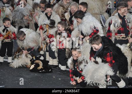 Rijeka, Kroatien, 19. Februar 2023. Ringer-Glocken, eine traditionelle, maskierte Gruppe von Kindern und Erwachsenen, bedeckt mit Schaffell- und Tiermasken, läutet mit Stockfoto