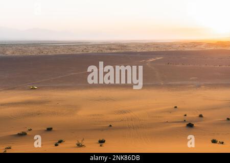 Wunderschönes orangefarbenes Sonnenuntergangspanorama in der Wüste im Nahen Osten. Im Iran. Kaschan-Wüsten. Taxifahrten und beliebtes Reiseziel Stockfoto