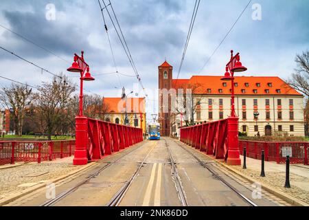 Stadtlandschaft am Abend - Blick auf die Piaskowy (Sandbrücke) über der oder, Breslau, Polen Stockfoto