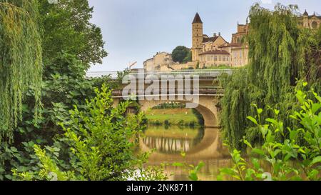 Sommerlandschaft - Blick auf die Brücken über den Fluss Gers in der Stadt Auch, in der historischen Provinz Gascony, Frankreich Stockfoto