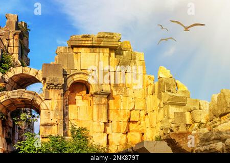 Mediterranes Stadtbild - Blick auf die Ruinen des Theaters in der antiken Stadt Myra, in der Nähe der türkischen Stadt Demre, Provinz Antalya in der Türkei Stockfoto