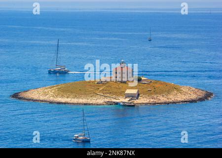 Sommerlandschaft - Blick auf die Insel Pokonji Dol mit einem alten Leuchtturm in der Nähe der Insel Hvar im kroatischen Teil der Adria Stockfoto